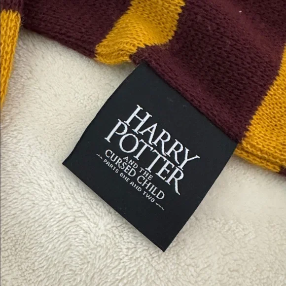 harry potter gryffindor scarf (the cursed child on broadway) - Picture 2 of 4